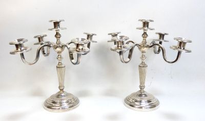 paire de chandeliers plaqués argent avec des bougeoirs sur pied