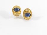 une photo d'une paire de boucles d'oreilles en or et pierres bleues
