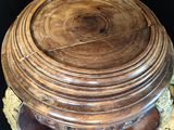 une table en bois sur laquelle est posé un saladier en bois