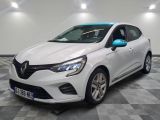 une voiture blanche est garée dans une pièce au sol à carreaux