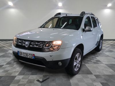 la photo d'une voiture blanche garée dans un garage