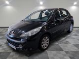 la photo d'une voiture noire garée dans un garage