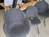 trois chaises placées devant un ordinateur