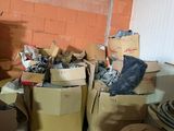 une pile de boîtes et d'autres objets dans une pièce