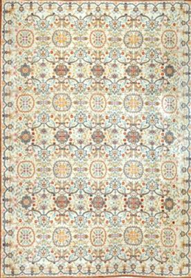 un tapis avec un motif floral sur fond blanc