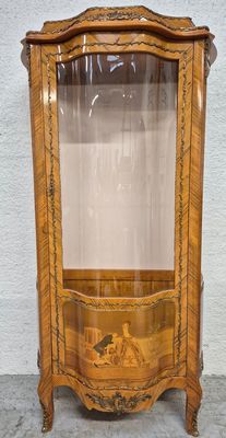 Vitrine galbée en marqueterie décor scène galante