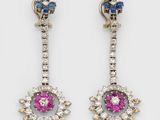 une paire de boucles d'oreilles en saphirs roses et bleus et en diamants