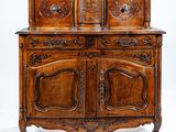 une vieille armoire en bois avec des sculptures et des gravures sur les portes