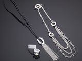 trois bijoux en argent, à savoir un collier, un bracelet et une bague