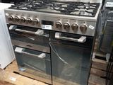 une cuisinière et un four posés sur une palette dans un entrepôt