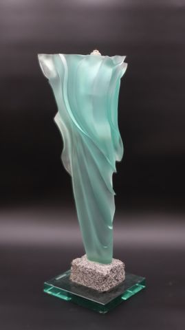 Yves TRUCCHI (Né en 1962). Sculpture en verre. Incluant un réserv...