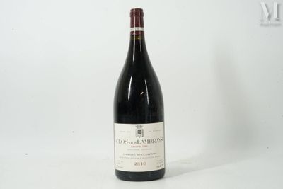 une bouteille de vin posée sur une table
