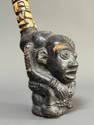 une image représentant une statue de singe avec une longue corne