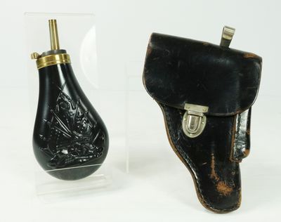 paire d'étuis anciens en cuir noir avec des ferrures en laiton