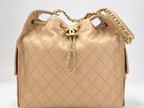 Sac seau Chanel en cuir matelassé beige avec anses en chaîne dorée