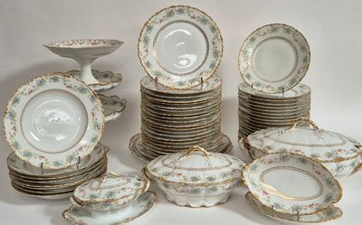 beaucoup d'assiettes et de bols sur la table