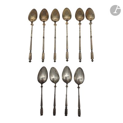 six cuillères en argent et une cuillère à manche, sur fond blanc
