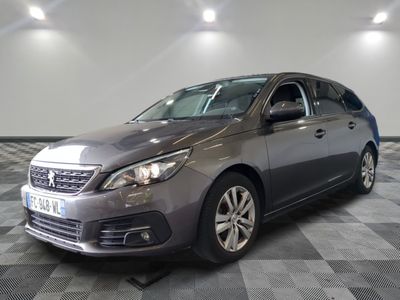la voiture grise est garée sur un sol en damier dans le garage