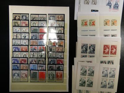 de nombreux timbres exposés sur une table