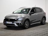 un 4x4 gris garé dans une pièce au sol en damier