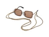 une paire de lunettes de soleil attachée par une chaîne, sur fond blanc