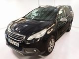 La petite voiture noire est garée dans une pièce blanche.