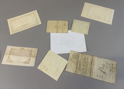 plusieurs vieux morceaux de papier sont disposés sur une table