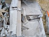 un tas de bois posé par terre à côté d'un autre tas de bois