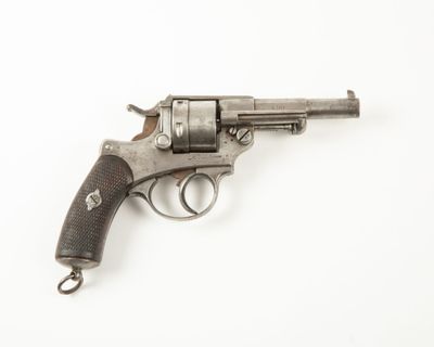 gros plan d'un pistolet sur une surface blanche