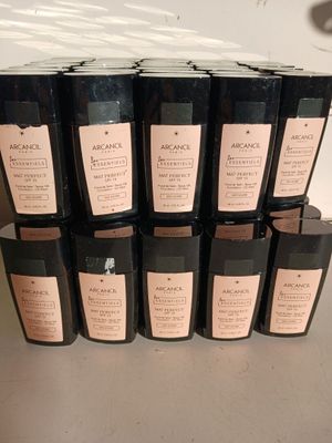 Plusieurs bouteilles de café noir et de café au lait sont posées sur une table
