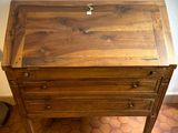 un petit bureau en bois surmonté d'un tiroir