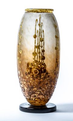 un vase en verre posé sur un support