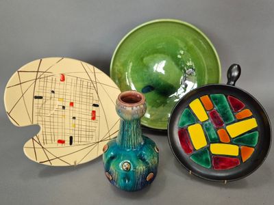 trois œuvres d'art exposées sur la table