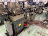 une machine qui travaille sur une feuille de papier
