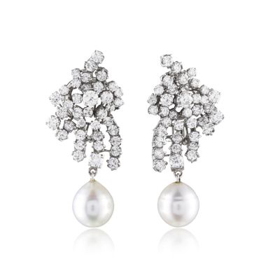 une image d'une paire de boucles d'oreilles en perles et diamants