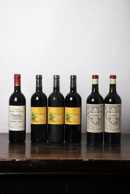 plusieurs bouteilles de vin sont alignées sur une table en bois