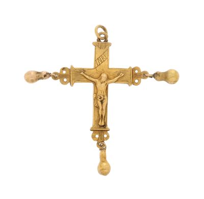 une croix dorée avec un crucifix sur fond blanc