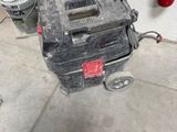 une photo d'une petite machine qui se trouve dans un garage
