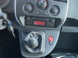le tableau de bord d'une petite voiture, avec des boutons et un volant