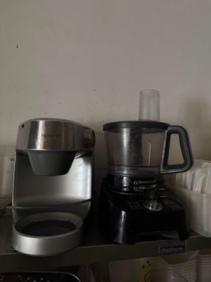 un mixeur et un mixeur posé sur un plan de travail de cuisine