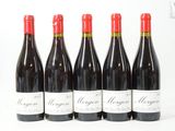 six bouteilles de vin sont alignées sur une surface blanche