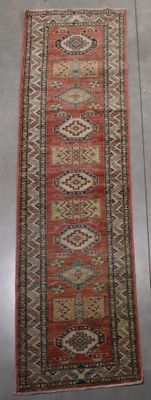 un long tapis posé à même le sol dans une pièce