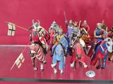 de nombreuses figurines de chevaliers exposées sur une étagère en verre