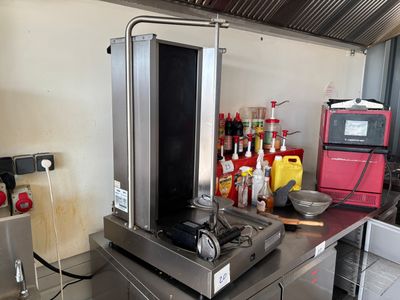 une machine posée sur le comptoir d'une cuisine