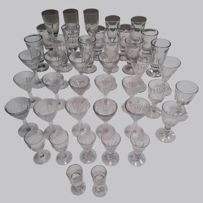 beaucoup de verres disposés en cercle
