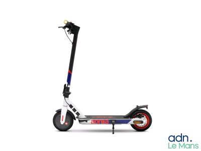 l'image d'un scooter posé sur une surface blanche