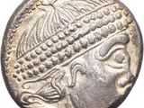 une pièce en argent représentant une femme portant une coiffe