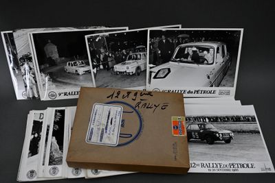 plusieurs photographies en noir et blanc représentant une voiture et une carte postale posées sur une table