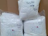 plusieurs paquets de papier toilette posés sur un carton