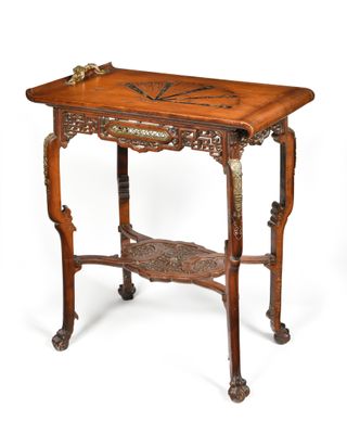 une image représentant une petite table sur laquelle est posée une horloge